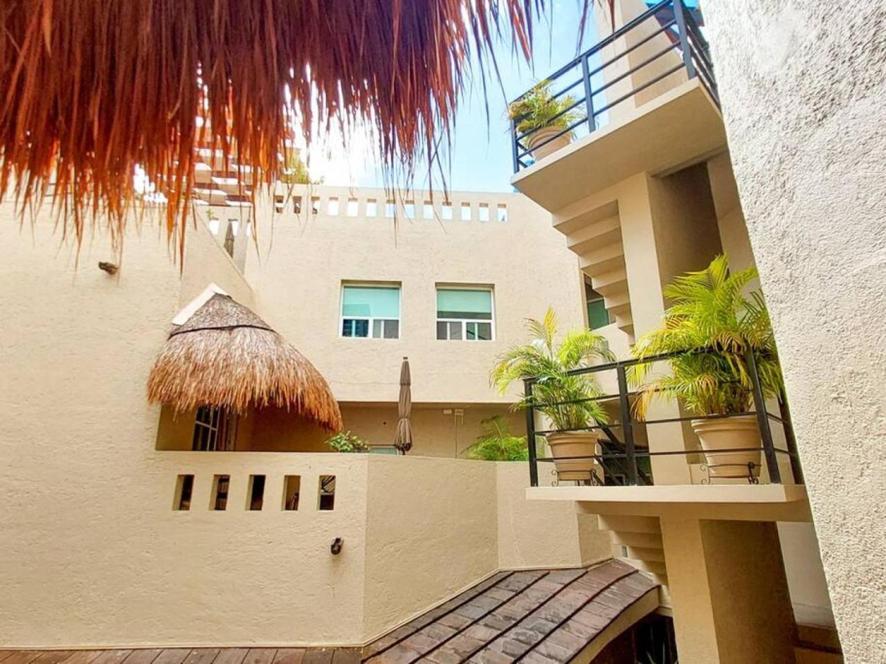 1br With Balcony And Terrace, 1 Block From 5th Av * Playa del Carmen